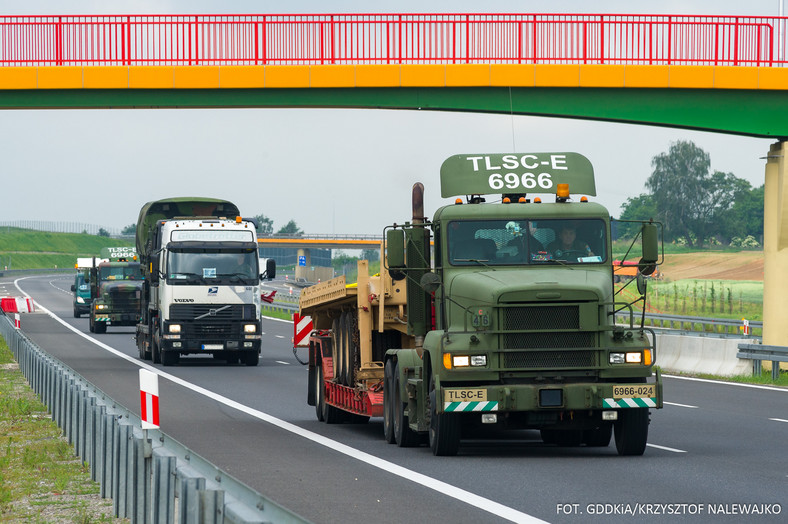 Żołnierze i sprzęt w drodze na manewry Saber Strike 22