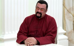 "Byłam jeszcze dziewicą". Steven Seagal oskarżony o zgwałcenie mormońskiej nastolatki