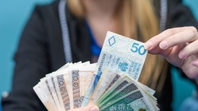 Wyższa płaca minimalna w 2026 roku. Rząd ogłosił już ostateczną wysokość minimalnego wynagrodzenia oraz stawki godzinowej, które będą obowiązywać od 1 stycznia. Oto kwoty brutto i netto