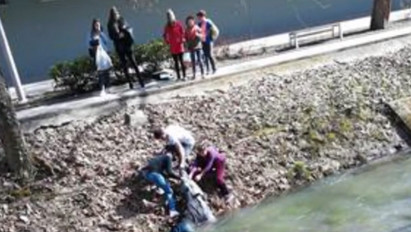 Egy hajszálon múlt az élete: vérző fejjel sodródott a patakban egy férfi Miskolctapolcán – videó
