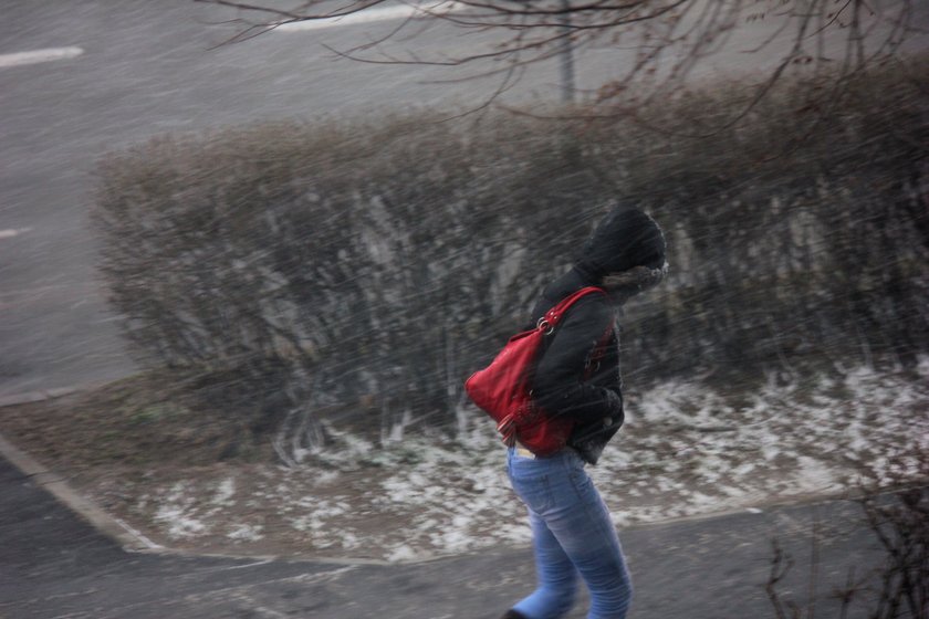 Mgła, opady i oblodzenia. IMGW ostrzega