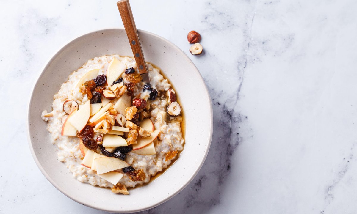 Przepis na tradycyjne bircher musli. Jest nazywane sałatką piękności