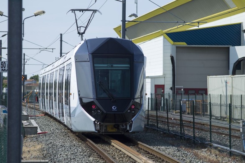 Dubaj - tramwaj Citadis na trasie