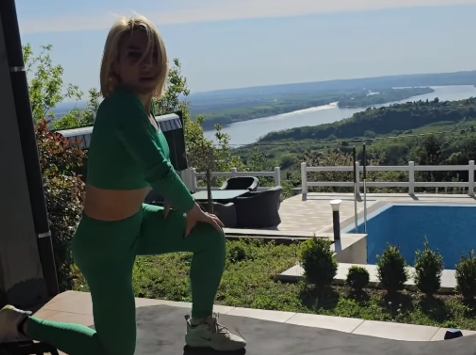 Jovana Jeremić u vili