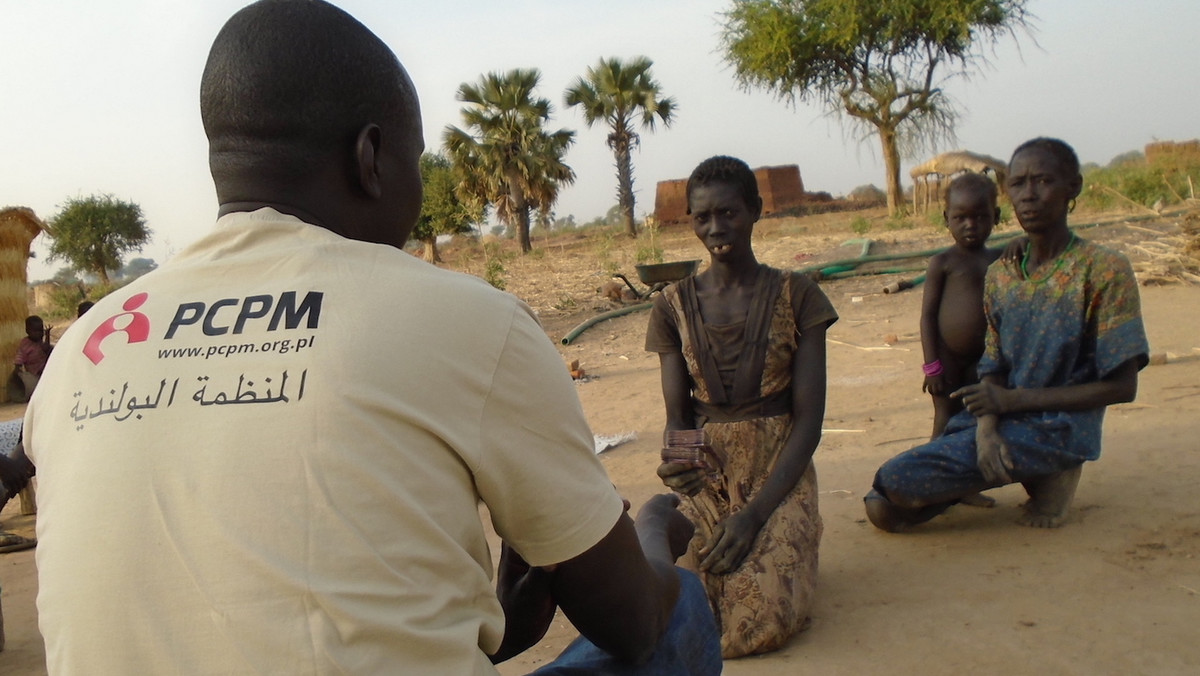 Głodujący ludzie, porzucone dzieci i widmo jeszcze większej katastrofy humanitarnej - Sudan Południowy umiera z głodu i prosi o pomoc. Dzięki pieniądzom przekazywanym przez Polaków Fundacja PCPM otwiera Centrum Dożywiania na północy kraju oraz organizuje finansową adopcję rodzin na odległość.