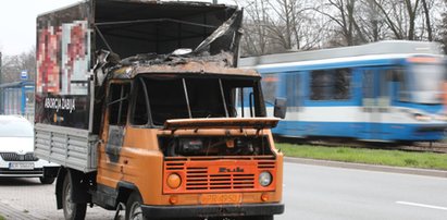 W Krakowie spłonął żuk z antyaborcyjnymi plakatami. Policja bada sprawę