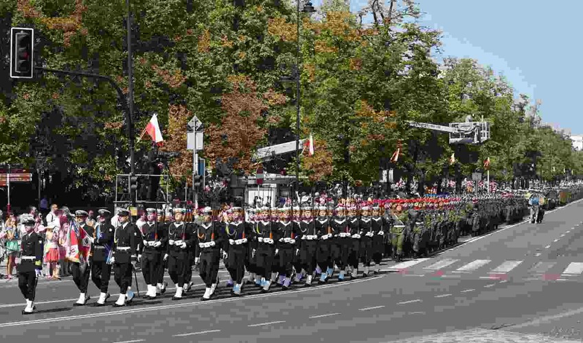 Defilada pododdziałów wojskowych na ulicach stolicy, 15 bm. (cat) PAP/Radek Pietruszka