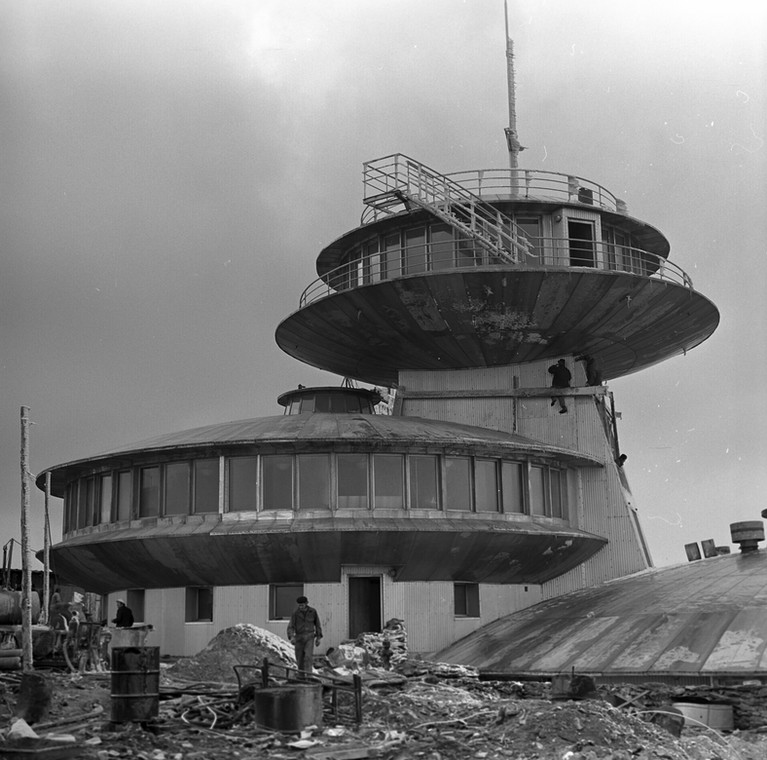 Rok 1974: budowa nowego budynku schroniska PTTK na Śnieżce, z obserwatorium meteorologicznym