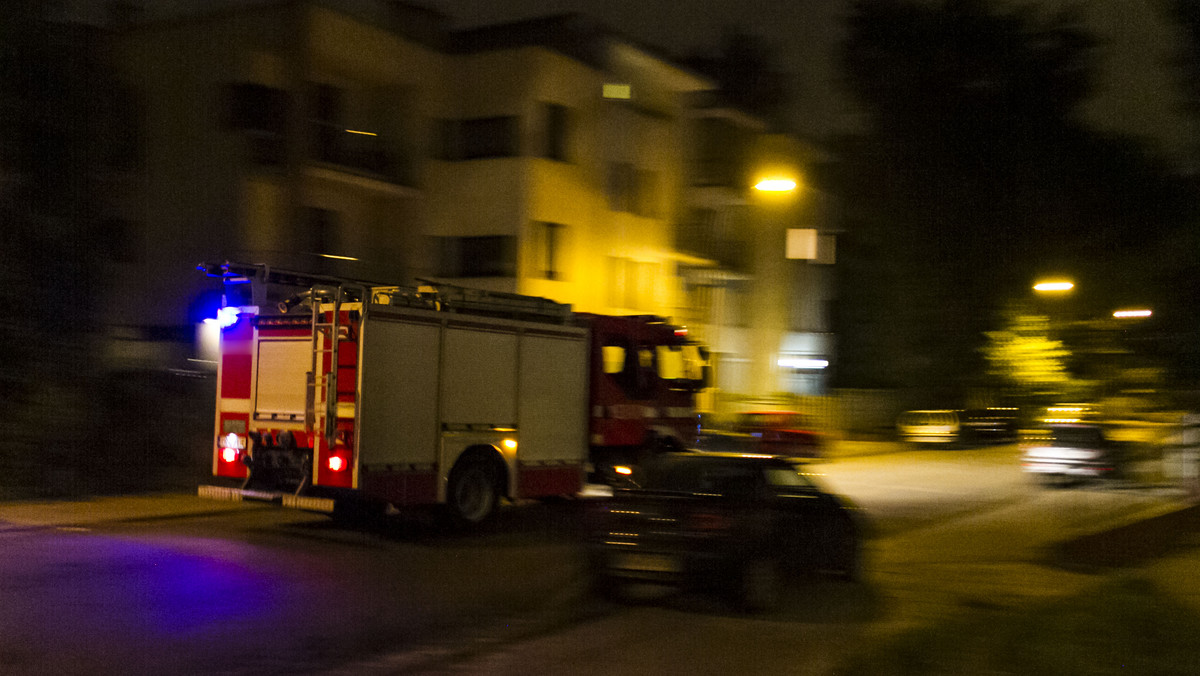 Trwa dogaszanie pożaru hali magazynowej przy ul. Worpie w Bytomiu. Informację o pożarze bytomscy strażacy odebrali w poniedziałek kilkanaście minut po godz. 2.00.