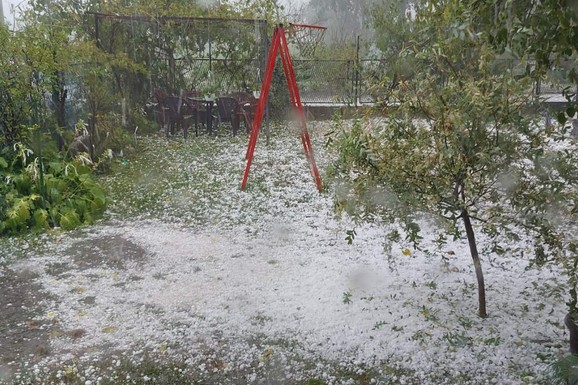 (VIDEO) "OTVORILO SE NEBO, LOPATAMA ZGRĆEMO GRAD" Apokaliptično nevreme ponovo opustošilo Srbiju: Usevi sravnjeni sa zemljom, orkanski vetar pokidao FASADU SA ZGRADE