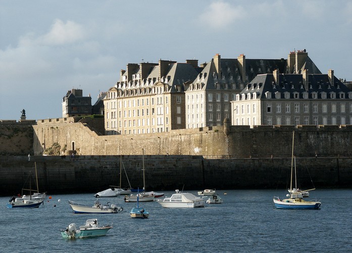 Saint Malo – jest to położona w Bretanii mała miejscowość portowa, otoczona murem obronnym. W przeszłości Saint-Malo stanowiło bazę wypraw, które wyruszały do Ameryki Północnej. W dniu dzisiejszym jest to znany kurort turystyczny.
