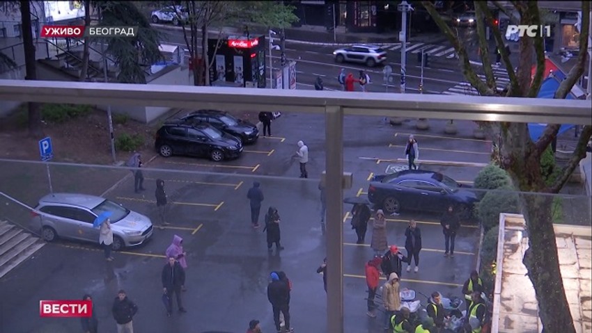 Blokada ispred RTS u Takovskoj