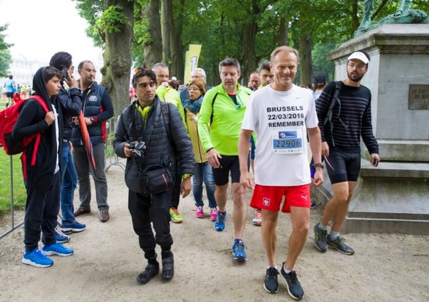 Tusk w krótkich spodenkach i t-shircie oburzył prawicę