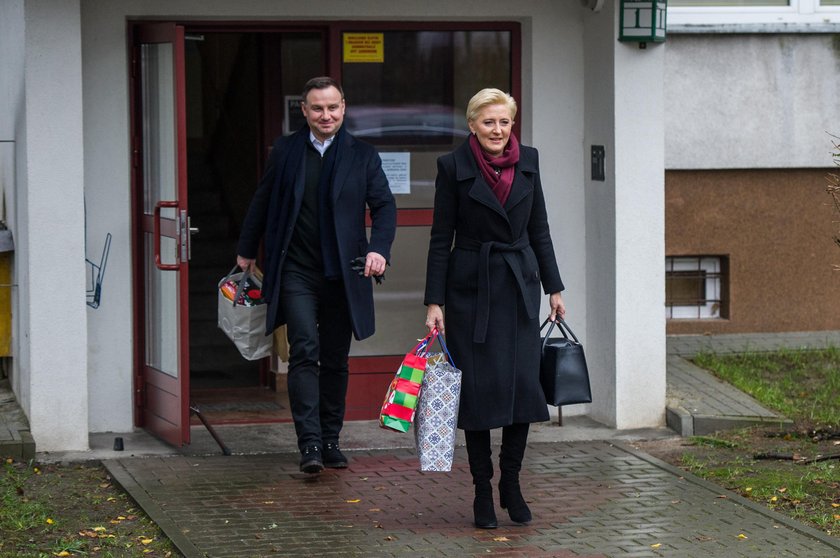 Prezydent Andrzej Duda wraz z żoną Agatą i córką Kingą wyjeżdżają na święta