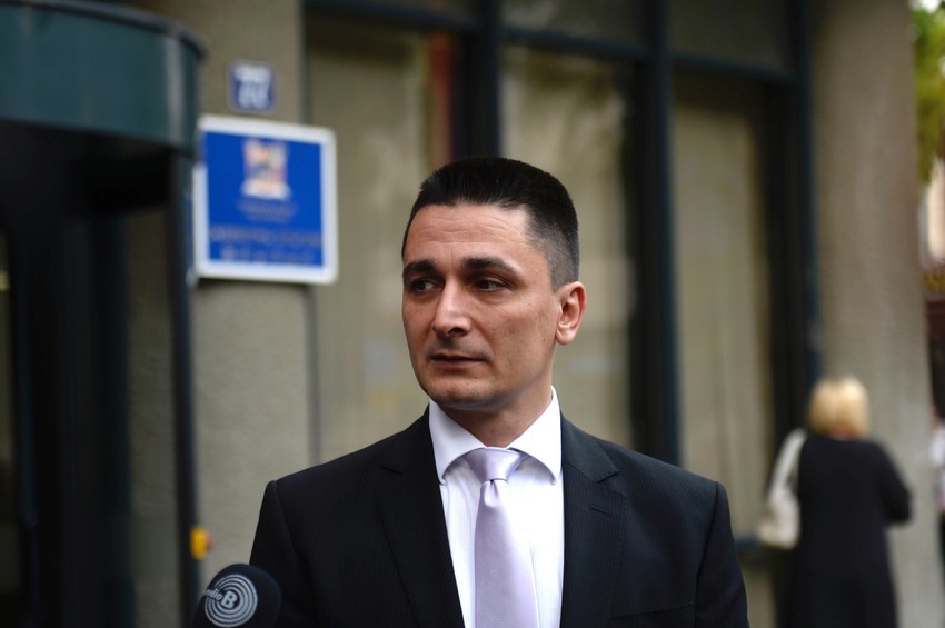 Branimir Kuzmanović ispred zgrade Skupštine opštine Vračar