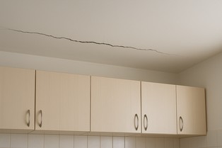 Pęknięcie na suficie? Deweloper będzie musiał je naprawić albo będzie musiał oddać pieniądze