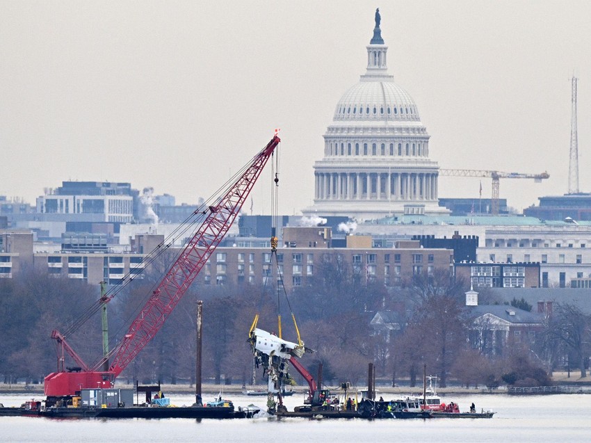Kran uklanja avionsku olupinu iz reke Potomak | Foto: Getty Images