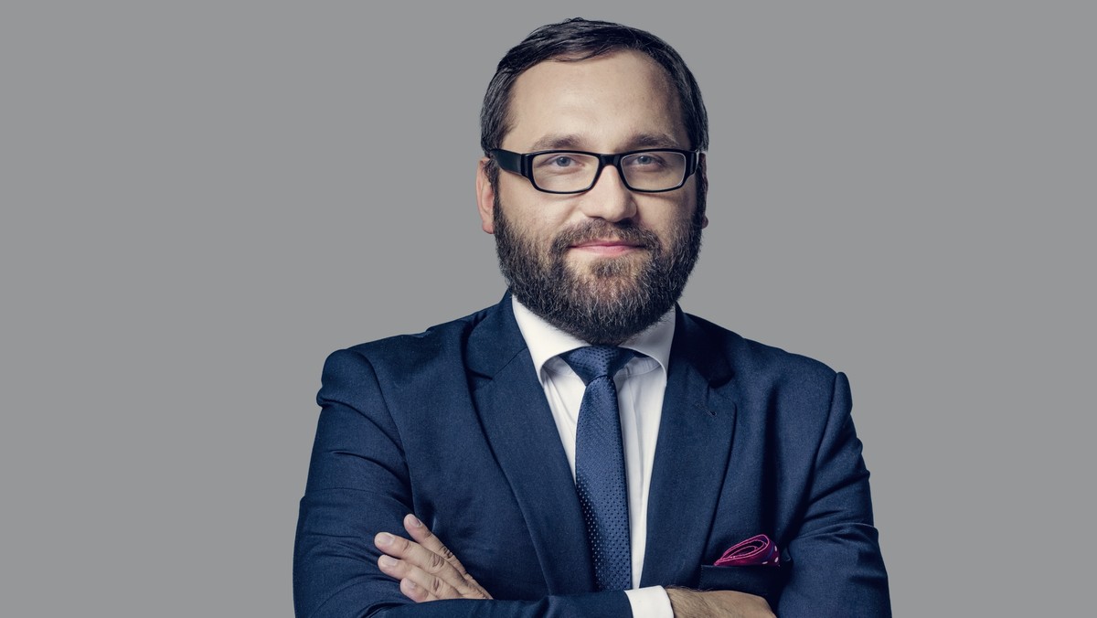 "Posłowie" to autorski program publicystyczny Andrzeja Gajcego. Będzie go można obejrzeć w Onecie w co drugą środę o godzinie 10.30. Prowadzący, wraz z zaproszonym gościem, będzie rozmawiał nie tylko na temat bieżących wydarzeń, ale także o tym, jak wpływają one na inne sfery życia.