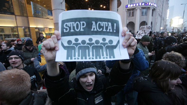 Od kilku dni trwa poruszenie w polskiej sieci. Po zapowiedzi podpisania przez Polskę porozumienia ACTA, setki tysięcy internautów rozpoczęło akcje protestacyjne w sieci (głównie na portalach społecznościowych czy przez zaczernianie popularnych serwisów). Wczoraj około tysiąca osób demonstrowała przeciwko ACTA przed budynkiem przedstawicielstwa Parlamentu Europejskiego w Warszawie. Dlaczego internauci protestują przeciwko ACTA próbuje wyjaśnić w "Gazecie Wyborczej" Piotr Cichocki, antropolog internetu z Instytutu Etnologii UW. Tymczasem protesty trwają nadal. Dzisiaj internauci z 26 polskich miast maja wyjść na ulice i protestować przeciwko ACTA,