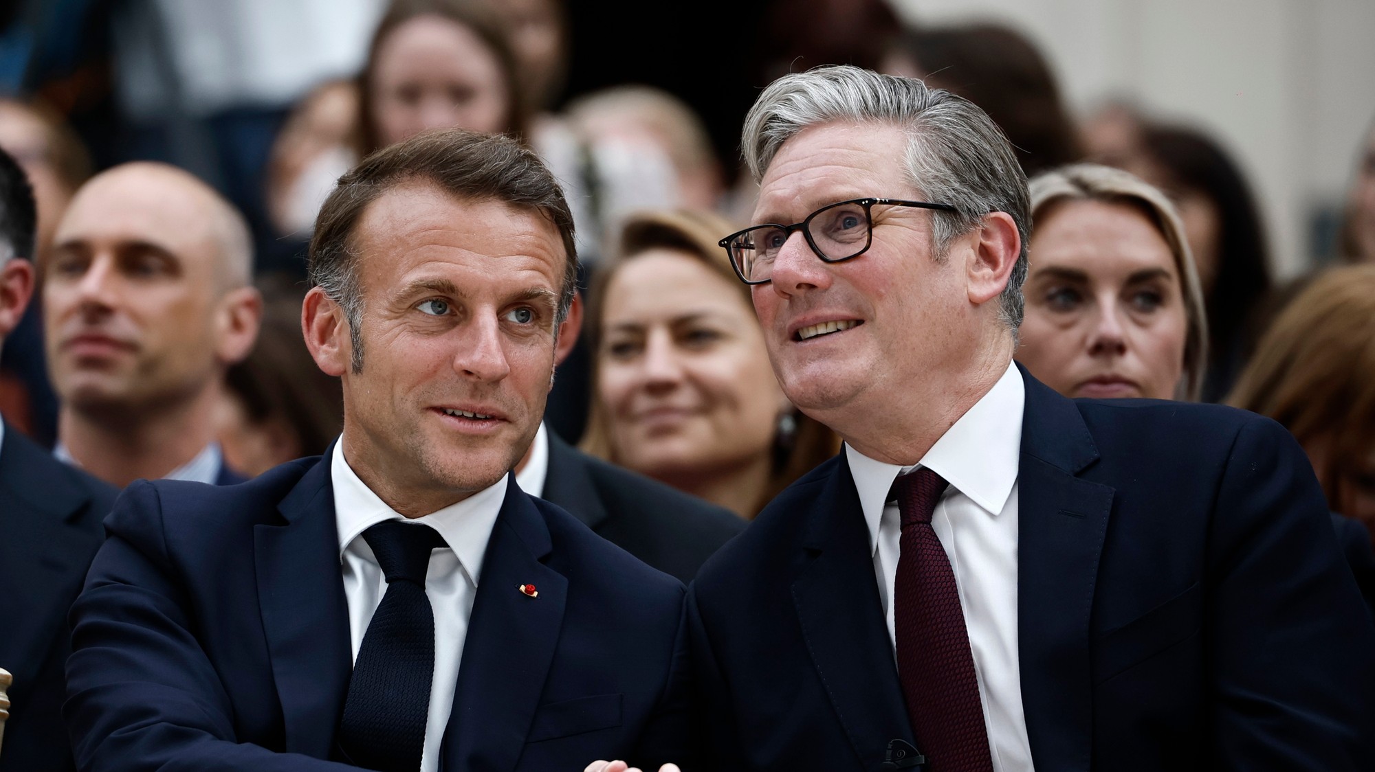 Emmanuel Macron a Keir Starmer. 