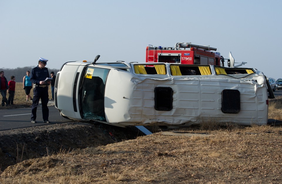 Dramatyczny wypadek busa z młodzieżą