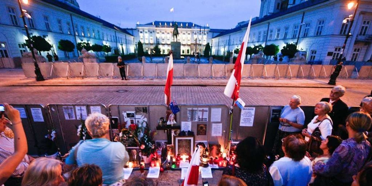 Mieszkańcy warszawskiego Krakowskiego Przedmieścia mają już dość muzyki Chopina grającej z kamiennych ławek. Zadowoleni są za to "obrońcy" krzyża, którzy koczują przed Pałacem Prezydenckim