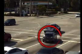 Čovek se ONESVESTIO tokom vožnje na samoj RASKRSNICI, reakcije OSTALIH VOZAČA usijale mreže: Sve je počelo kao HOROR SCENA, a evo kako se završilo