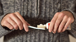 Podczas mycia zębów możesz zauważyć objawy demencji. To powinno cię zaniepokoić