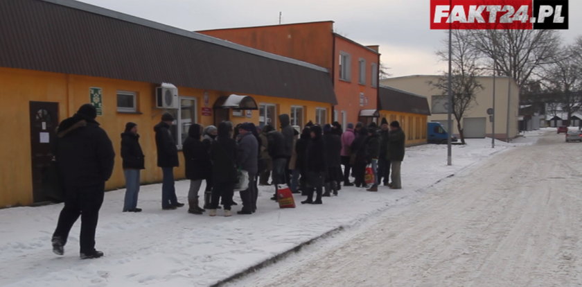 Marzną wiele godzin na dworze i czekają na pomoc!