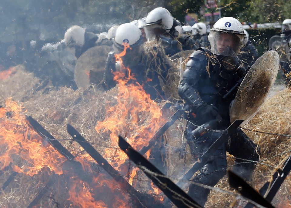 Bruksela: starcia policji z protestującymi rolnikami 