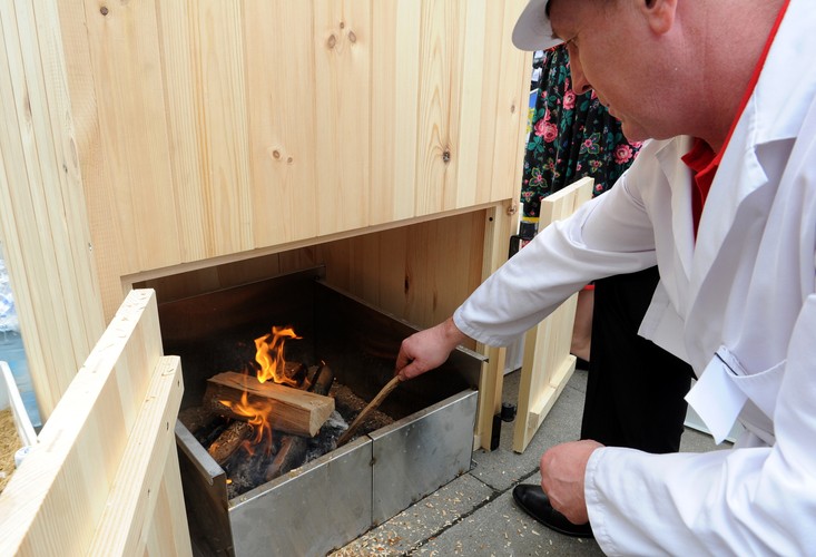 Protest producentów wędzonych wędlin przed Sejmem