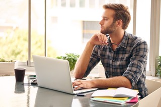 Informatycy mogą liczyć i na zatrudnienie, i na wysokie pensje. Na drugim biegunie są budownictwo i górnictwo