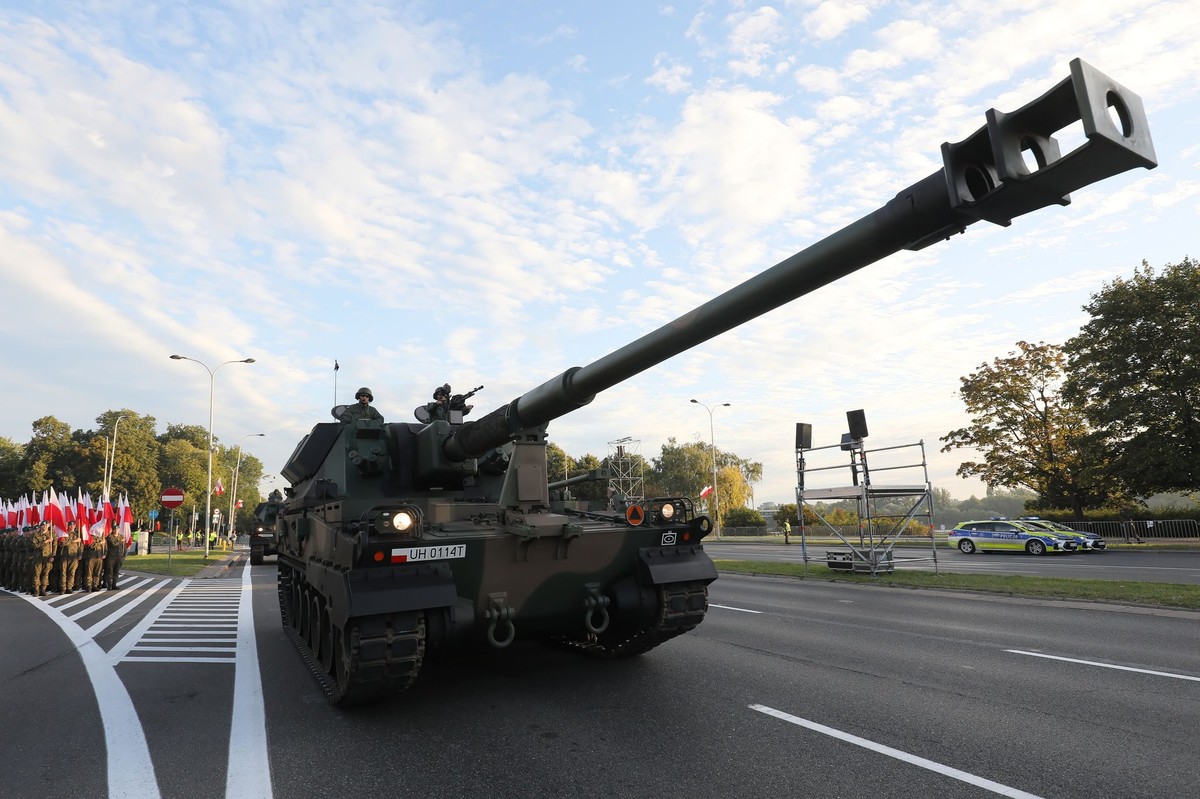 Warszawa, 13.08.2023. Próba generalna do defilady z okazji Święta Wojska Polskiego na ulicach Warszawy, 13 bm. Tegoroczne obchody odbywają się pod hasłem "Silna Biało-Czerwona". (miwi) PAP/Paweł Supernak