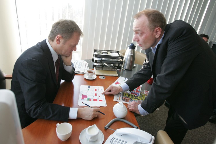 Dyskusja nad kształtem jutrzejszej gazety