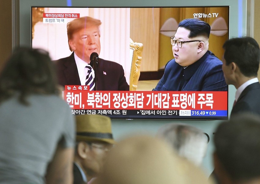 Otkazivanje samita moglo bi se obiti SAD o glavu - Donald Tramp i Kim Džong Un u vestima na stanici u Seulu