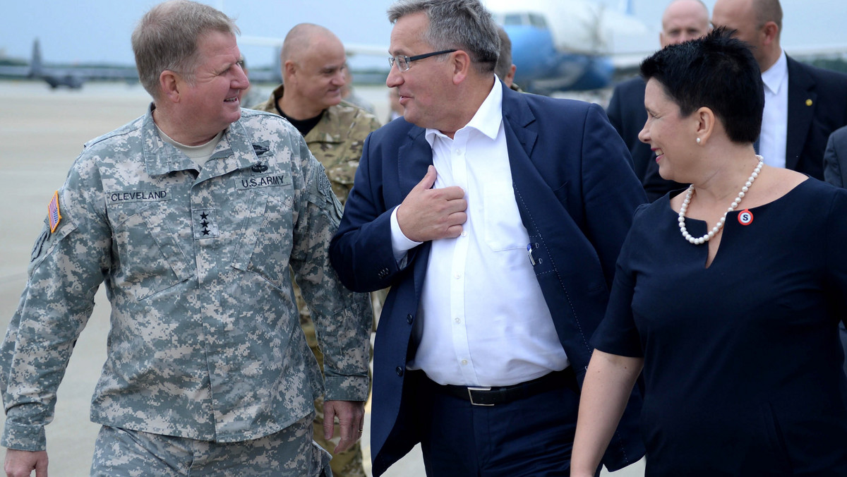 Prezydent Bronisław Komorowski powiedział w Fort Bragg w USA, że Polska popiera akcję USA o charakterze militarnym w Syrii. Zapewnił jednak, że jest to poparcie polityczne i nie będą tam wysyłani polscy żołnierze.