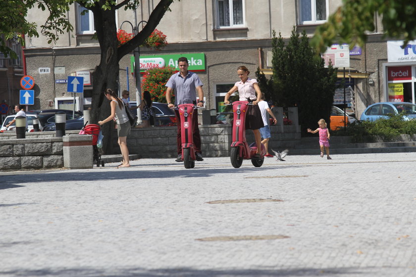 Urzędnicy z Jasła śmigają na hulajnogach