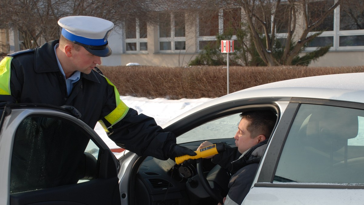 W 2011 rok łódzka Policja wchodzi z nowym narzędziem do walki z potencjalnymi zabójcami na drodze. W minionym roku funkcjonariusze wyeliminowali z ruchu 9723 kierujących na podwójnym gazie. AlcoBlow daje dotychczas niewykorzystane możliwości.