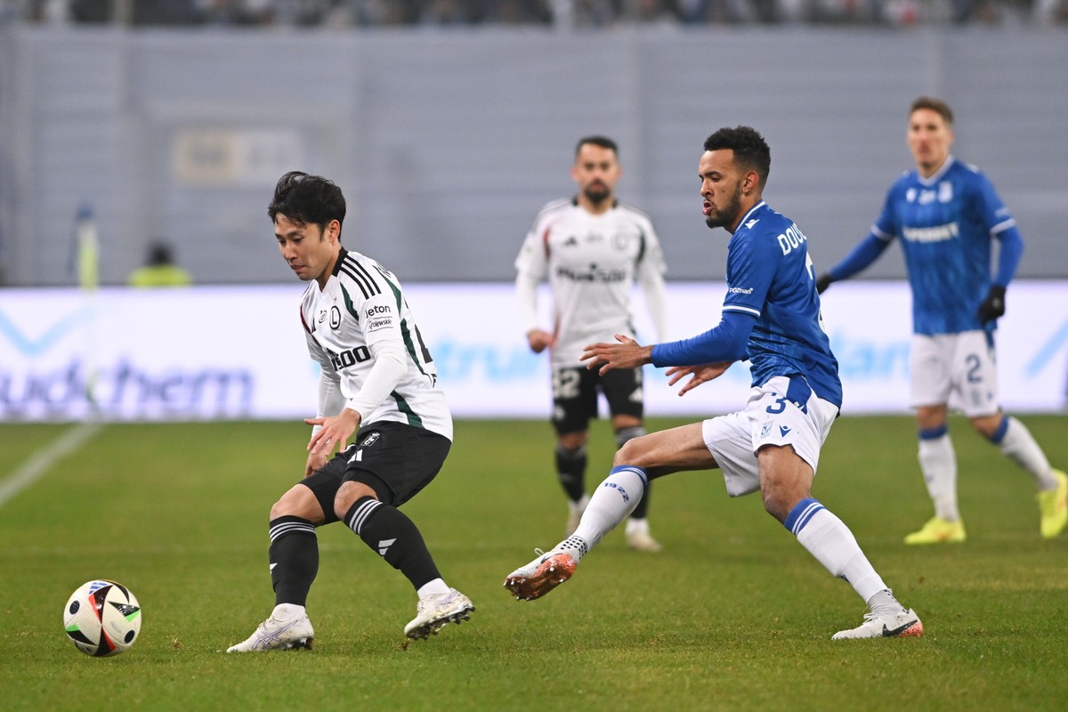 Zawodnik Lecha Poznań Alex Douglas (P) i Ryoya Morishita (L) z Legii Warszawa podczas meczu 15. kolejki piłkarskiej Ekstraklasy w Poznaniu