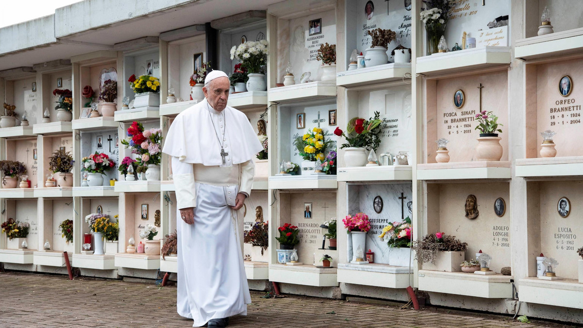 Rzym: papież Franciszek przy grobach nienarodzonych