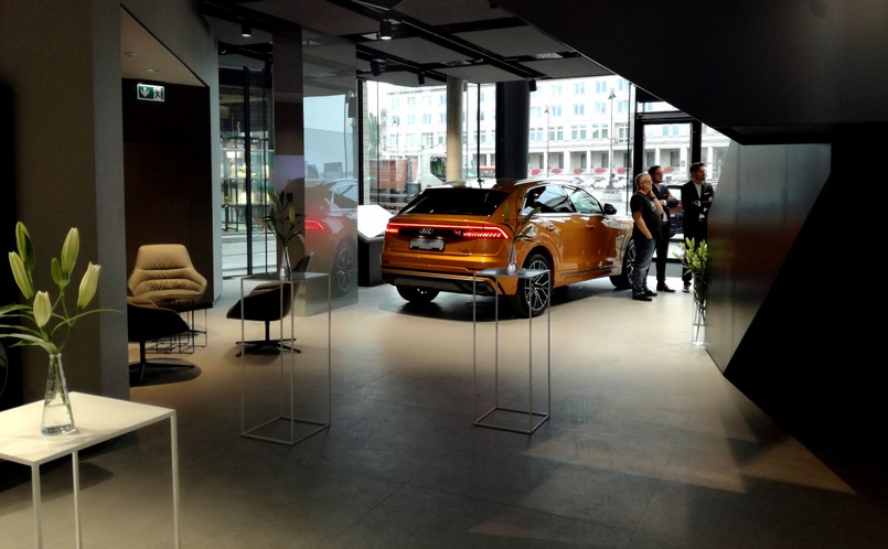 Zarządzaniem Audi City w Warszawie zajmuje się Porsche Inter Auto – spółka prowadząca dwa salony Audi w Warszawie – Porsche Połczyńska i Audi Centrum Warszawa Okęcie