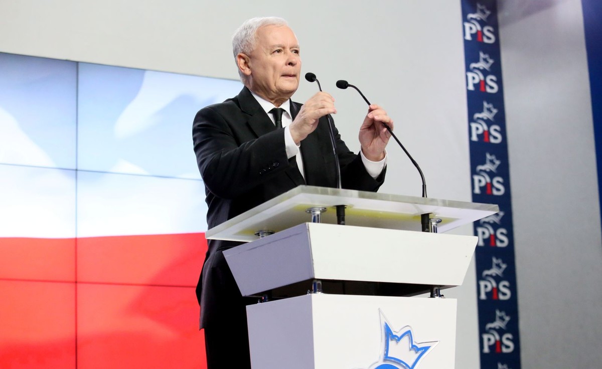 Prezes PiS Jarosław Kaczyński podczas konferencji prasowej w siedzibie Prawa i Sprawiedliwości
