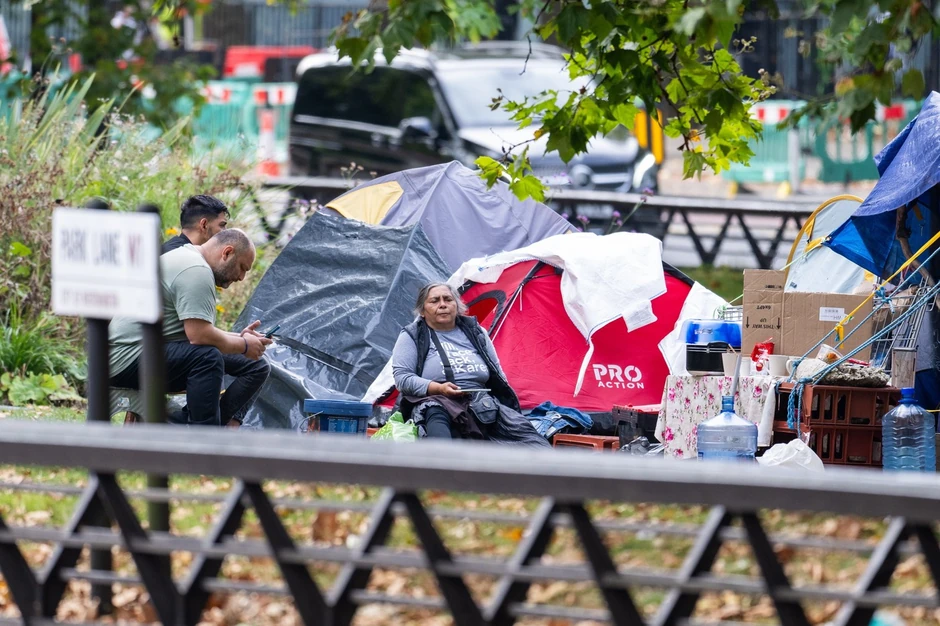 Kamp na otvorenom u Park Lejnu kod Mermerne kapije u Londonu 30. avgusta 2024.