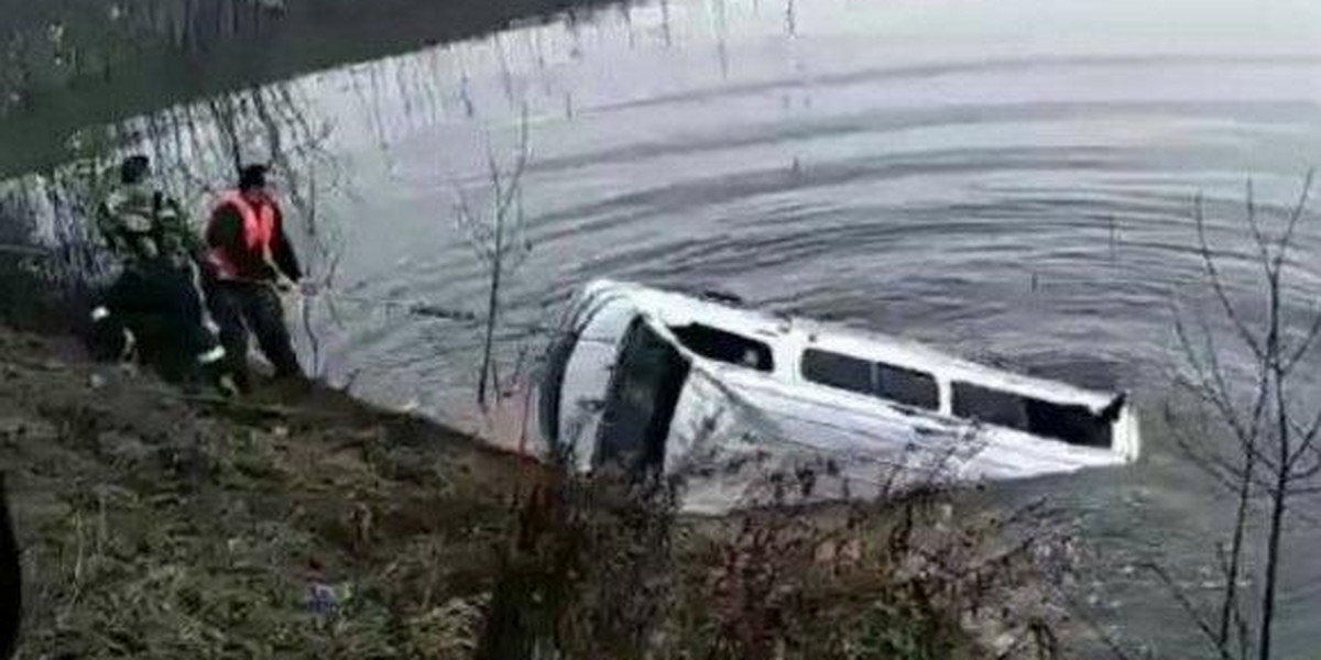 Autobus wpadł do jeziora
