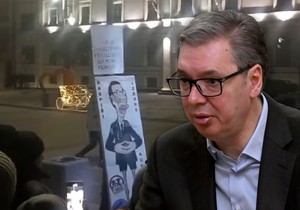 Protest u Čačku gađanje karikature sa Vučićevim likom