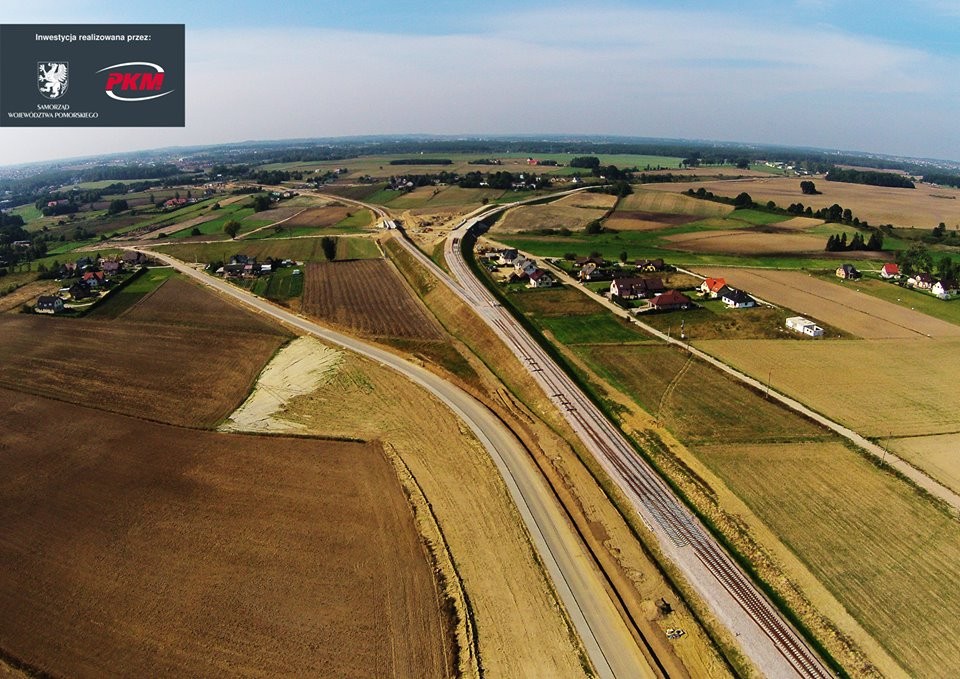 Rozgałęzienie Pomorskiej Kolei Metropolitalnej w kierunku Kościerzyny (jeden tor w lewą stronę) i Gdyni (dwa tory biegnące w prawo)