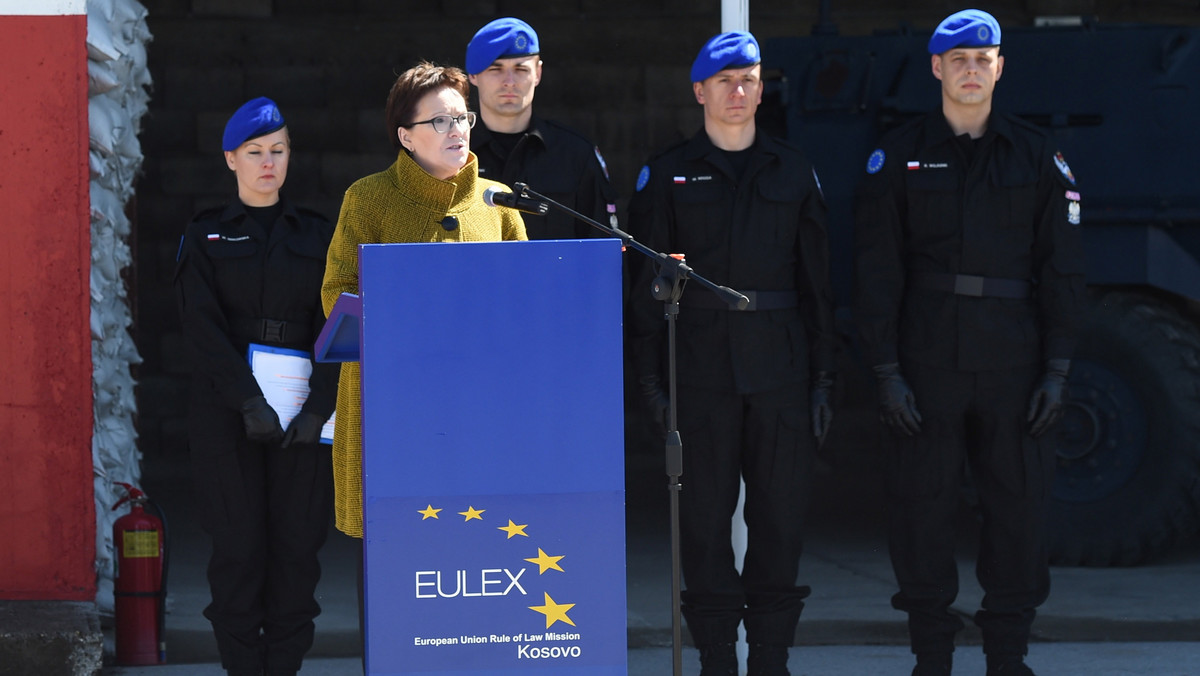 Premier Ewa Kopacz, która dzisiaj odwiedziła polskich policjantów pełniących służbę w Kosovskiej Mitrovicy, podkreśliła, że pełnią oni bardzo ważną misję poza granicami kraju. Podziękowała im za ciężką pracę.