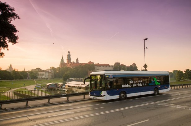 Opisywane wcześniej autobusy są wyposażone w silniki diesla. Ale Solaris mocno postawił też na bardziej ekologiczne napędy. W 2014 r. pozyskał zamówienia na łącznie 36 autobusów elektrycznych – m.in. z Czech, Hiszpanii, Niemiec i Szwecji. Wygrał także pierwsze przetargi na dostawy elektrobusów na rynku polskim – w Warszawie, Ostrołęce i Jaworznie. Na zdjęciu: do kwietnia MPK w Krakowie testuje autobus Solaris Urbino 12 w wersji elektrycznej – przed ogłoszeniem przetargu na e-busy. Ładowanie odbywa się w nim podczas nocnego postoju w zajezdni.