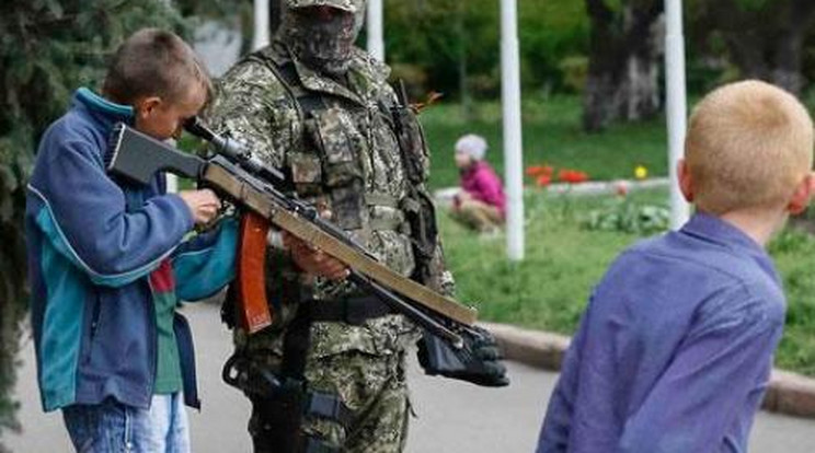 Ijesztő – Ukrajnában a gyerekek kezébe adják a fegyvert!