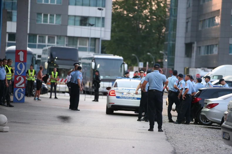 Mesto gde je navijač pao sa tribina. 